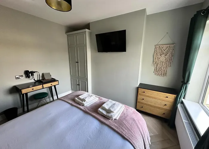 Bronte Cottage - Quirky, Central, 2Bed, Seaside